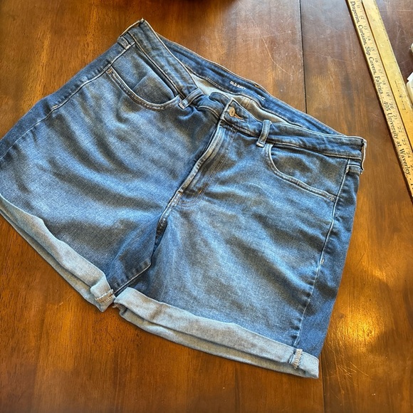 Old Navy Women's Mid-Blue Rolled Cuff Denim Shorts - Picture 4 of 10